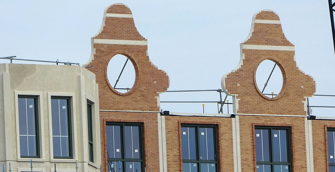 Foto's: eerste klokgevels verschenen bij Efteling Grand Hotel