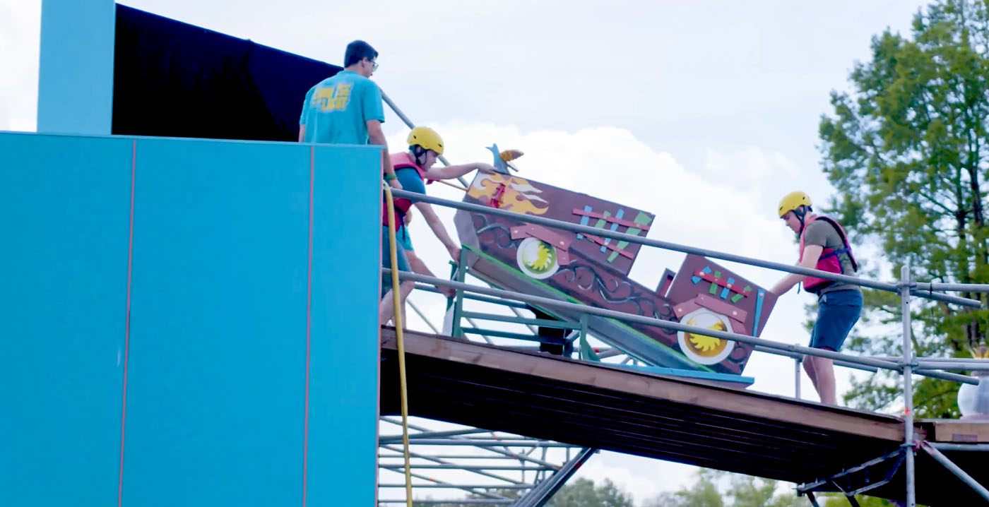 Video: Efteling-medewerkers doen met Max & Moritz-kar mee aan Te Land, Ter Zee En In De Lucht