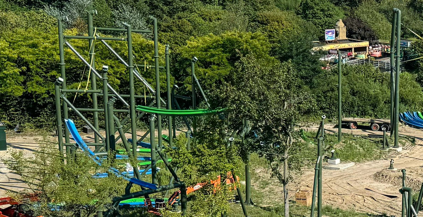 Foto's: eerste baandelen van nieuwe single-rail coaster Walibi Holland geplaatst