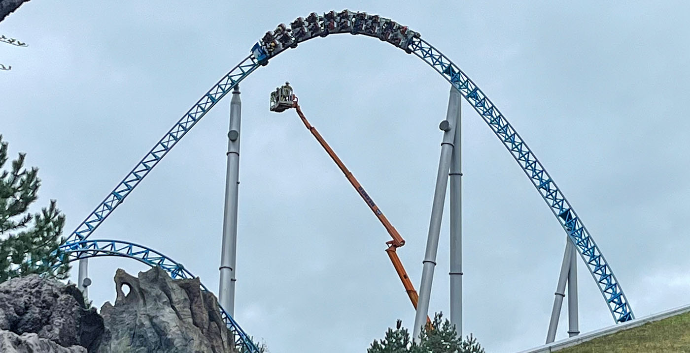 Video: achtbaantrein op grote hoogte vastgelopen bij Blue Fire in Europa-Park