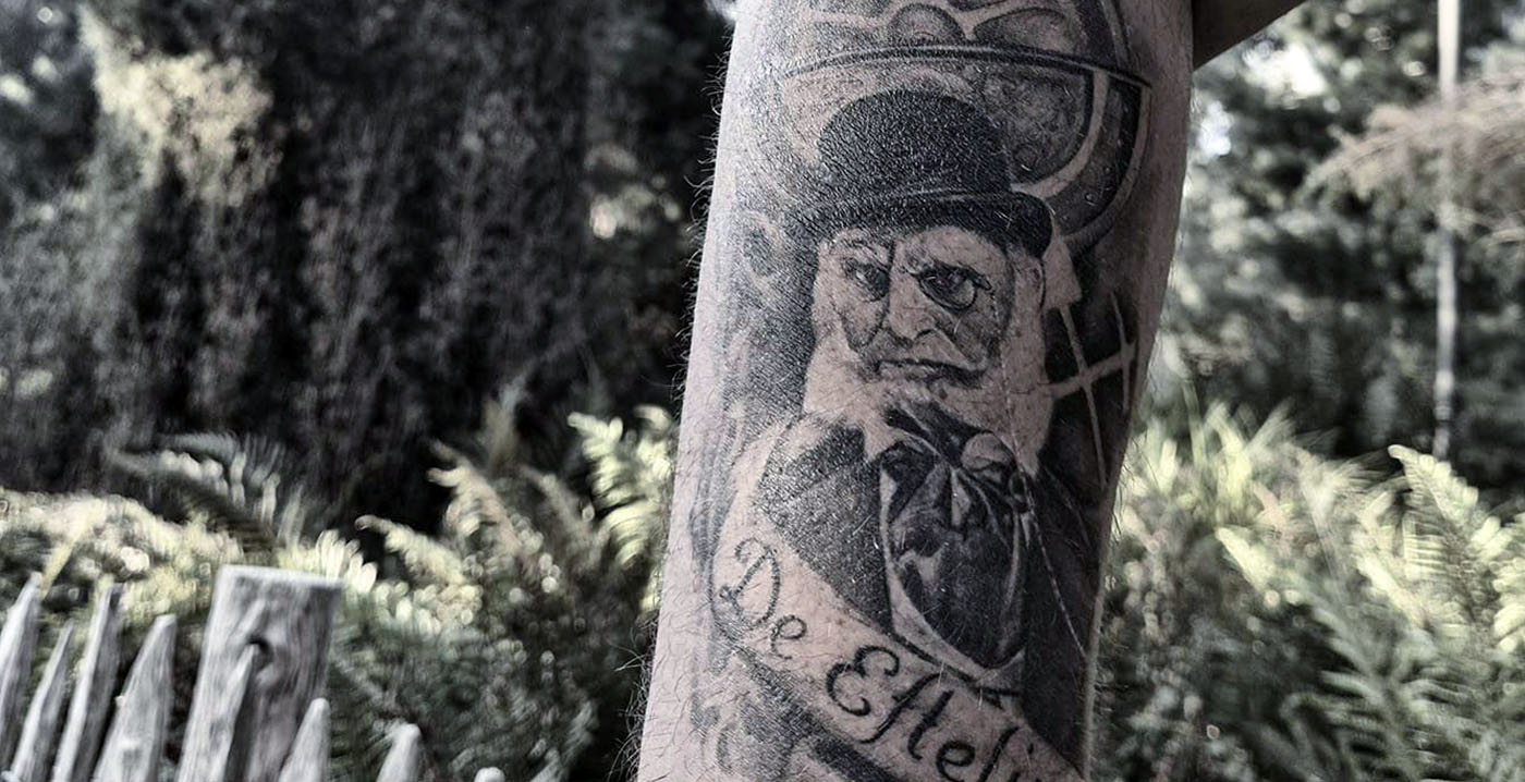 Bijzondere Efteling-tattoo: fan laat baron Gustave Hooghmoed op zijn arm zetten