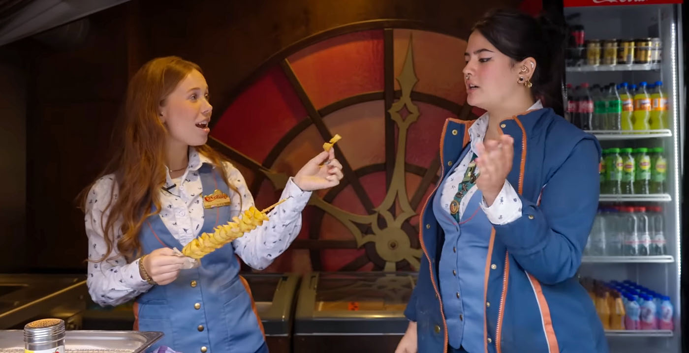 Video: influencer Rhodé Kok loopt stage in de Efteling