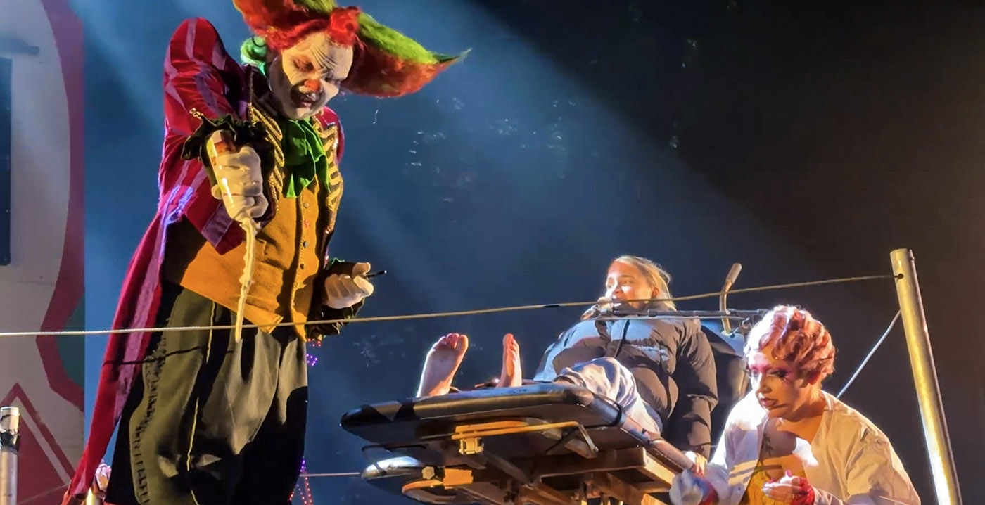 Video: Eddie de Clown is terug met sadistische spelletjes tijdens Halloween Fright Nights 2024