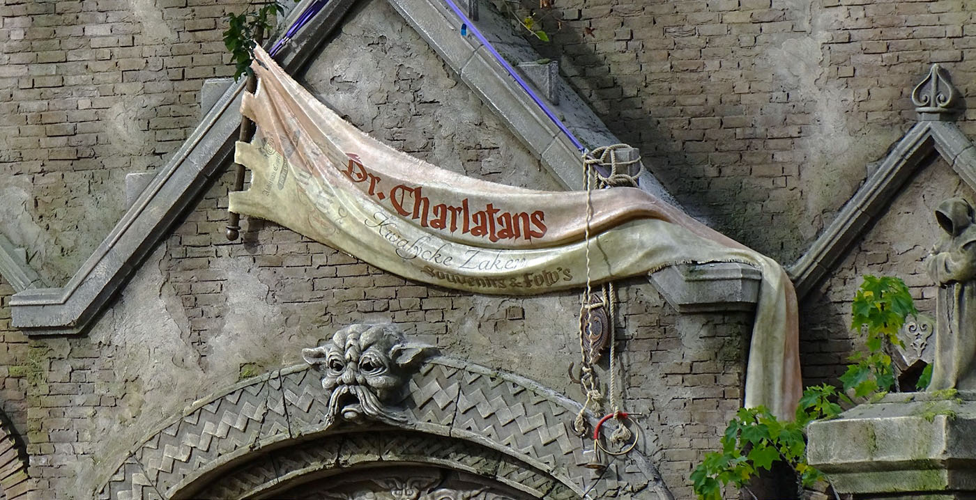 Foto's: vaandels en borden maken het gebied rond Danse Macabre in de Efteling compleet