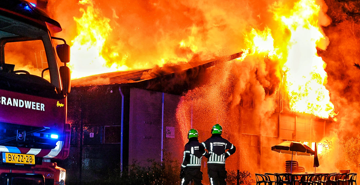Grote brand uitgebroken in Beekse Bergen: loods verwoest, dieren zijn ongedeerd