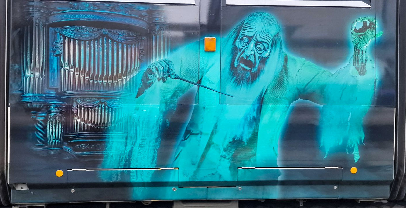Efteling laat speciale Danse Macabre-tram rondrijden in België