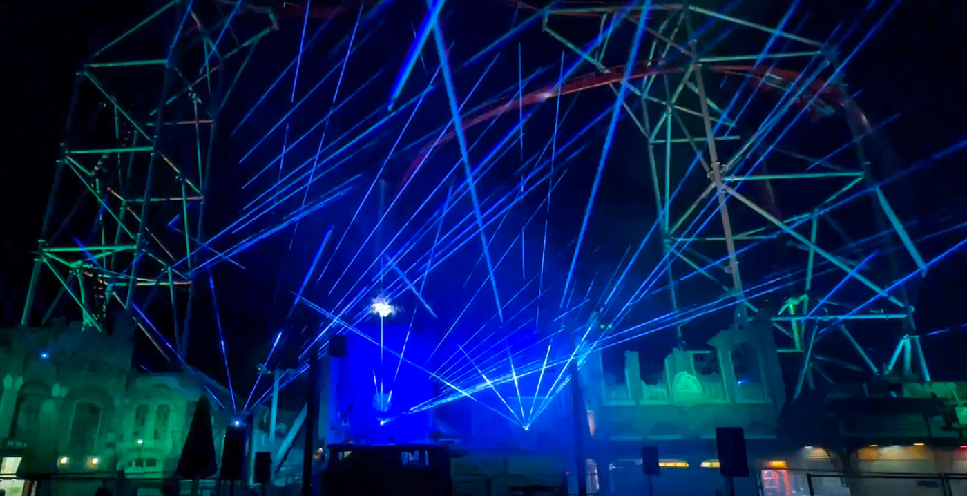 Video: Holiday Park zet 46 meter hoge achtbaan in de schijnwerpers met nieuwe lasershow
