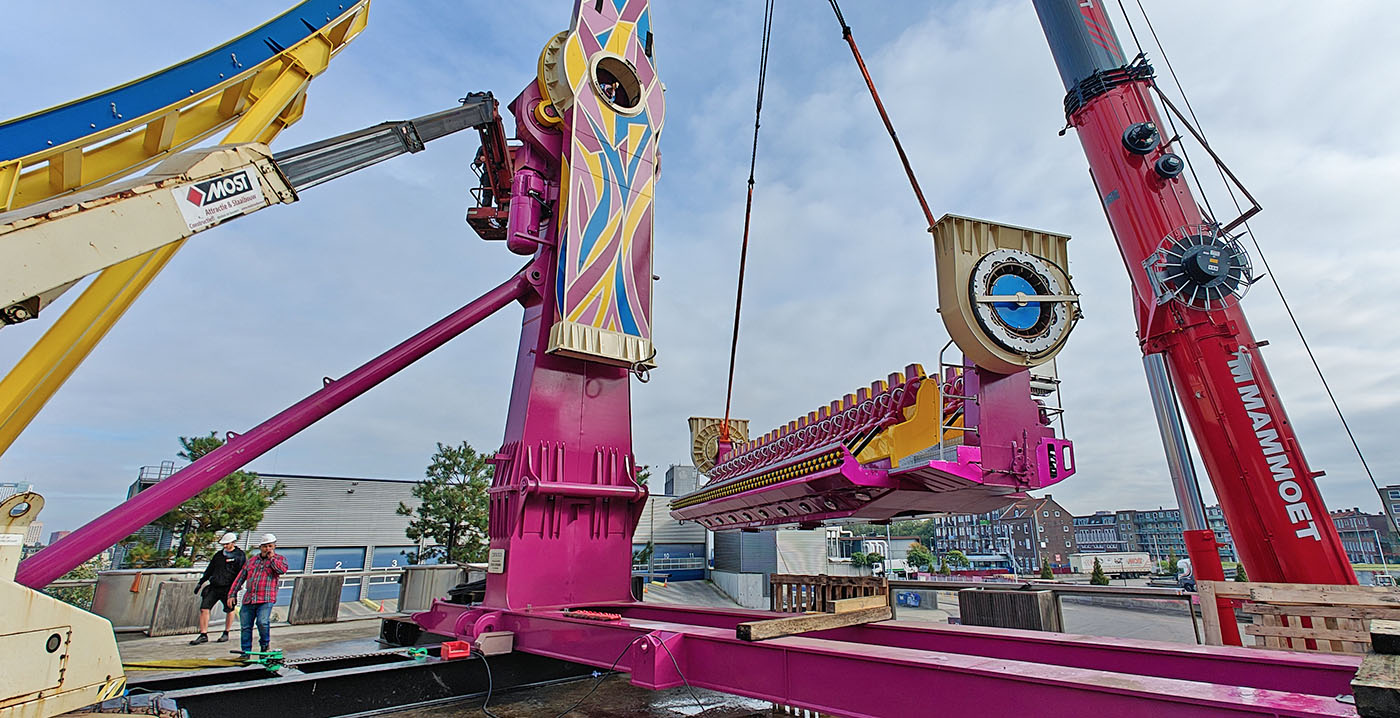 Weer een attractie gearriveerd in Rotterdam: nieuw pretpark installeert top spin
