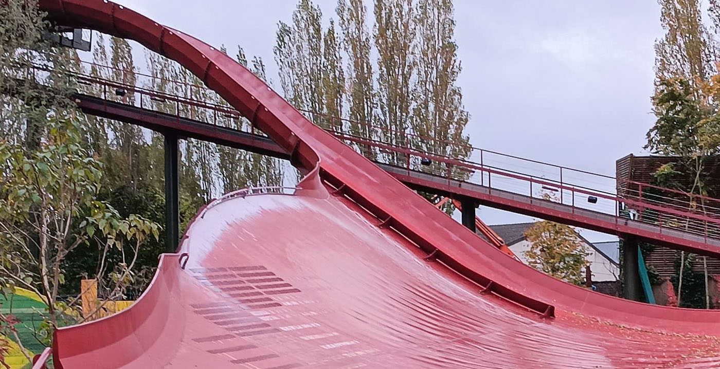 Opvallende reling geïnstalleerd bij gesloten waterbaan Bellewaerde Park
