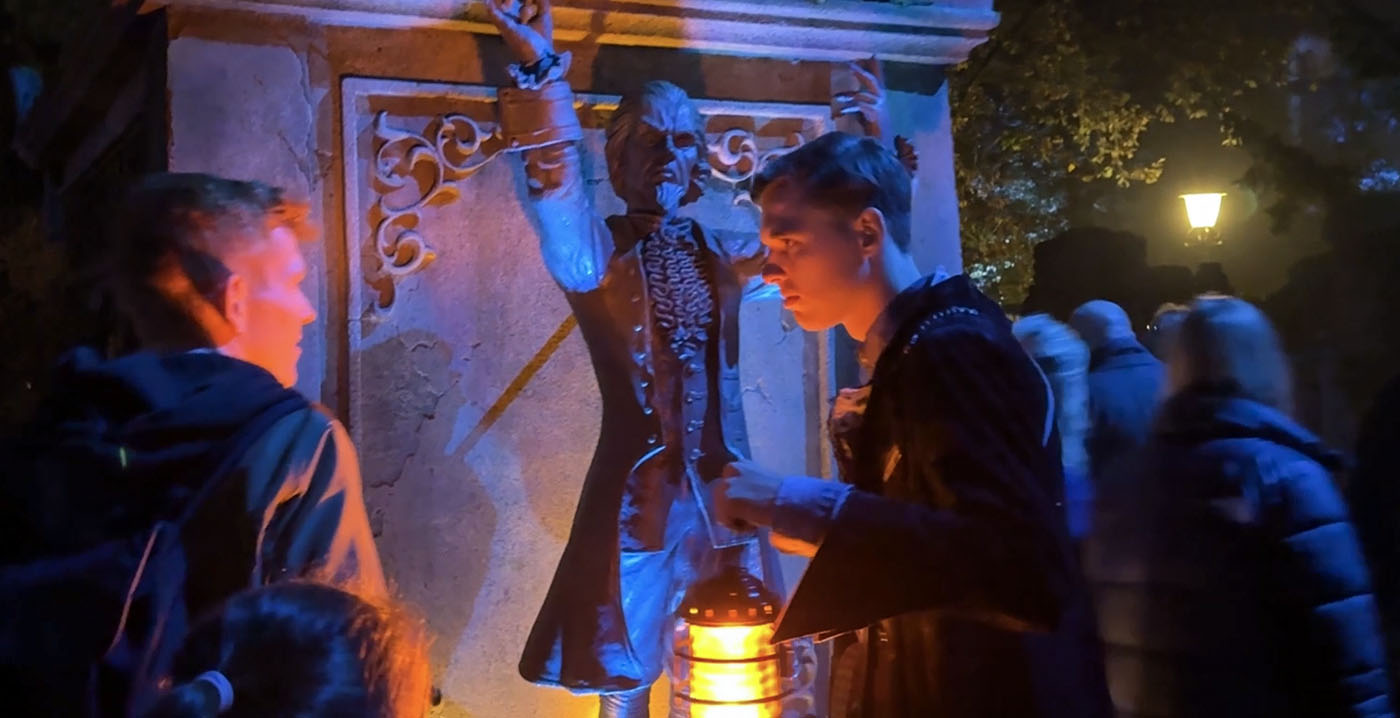Video: op het kerkhof van Danse Macabre in de Efteling klinkt de stem van acteur Raymond Thiry