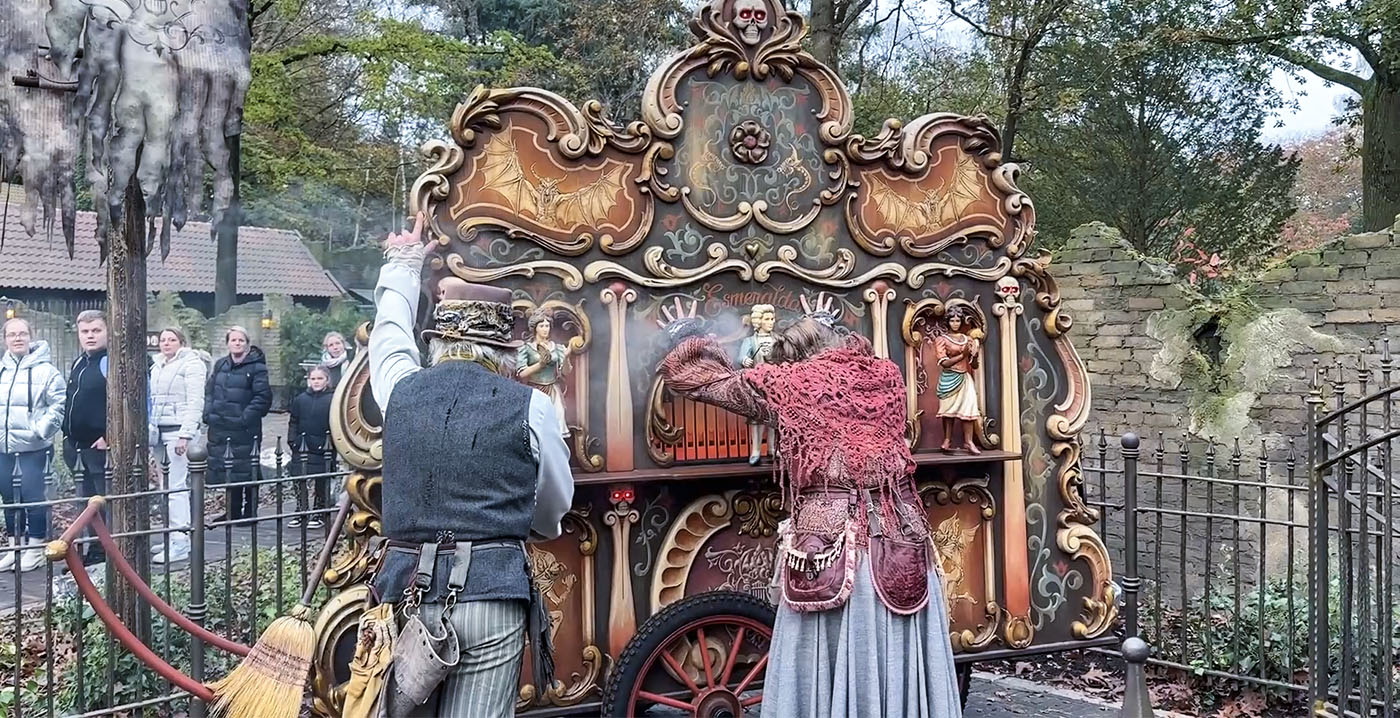 Video: de Charlatans zijn terug met een vernieuwde act bij Danse Macabre in de Efteling