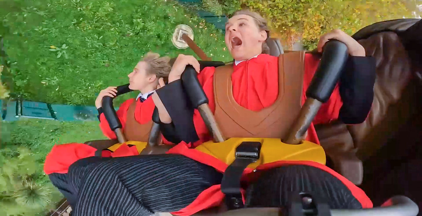 Video: Brits kerstkoor doet poging om te zingen in een achtbaan