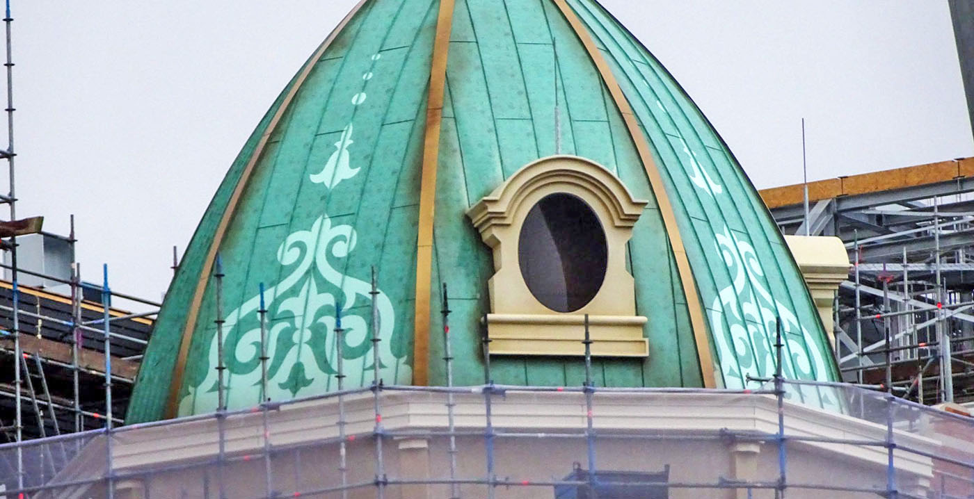 Foto's: torendaken geplaatst bovenop Efteling Grand Hotel