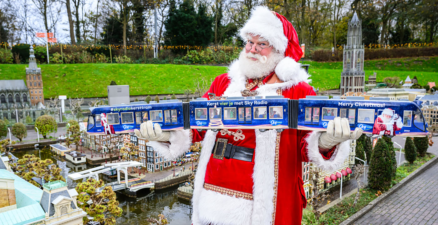 Kersttram van Sky Radio rijdt nu ook rond in Madurodam
