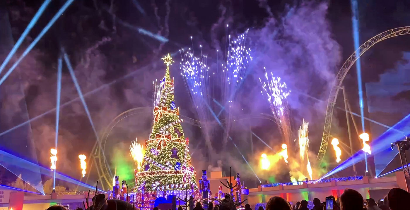 Video: vuurwerkspektakel bij winteropening Hollywood Christmas in Movie Park Germany
