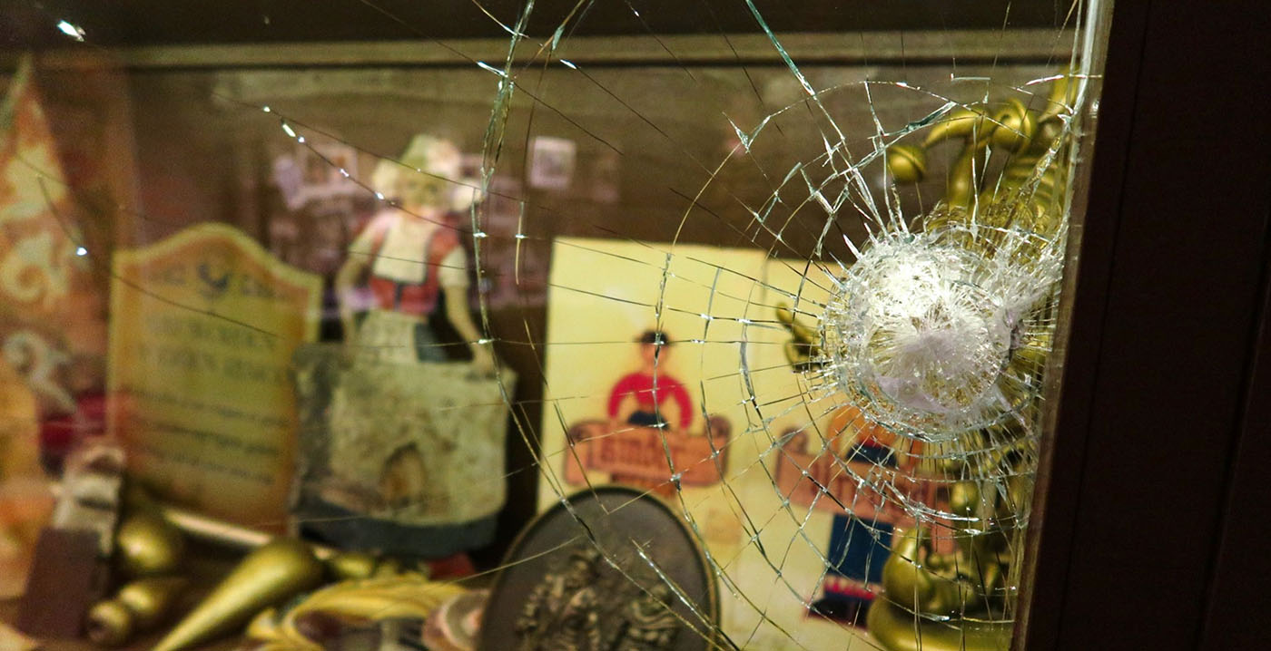 Gebarsten glas duidt vermoedelijk op diefstalpoging in Efteling Museum