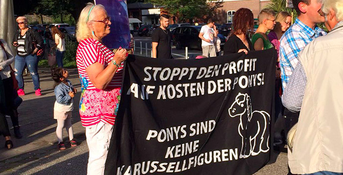 Dierenactivisten protesteren tegen ponyrijden op de kermis