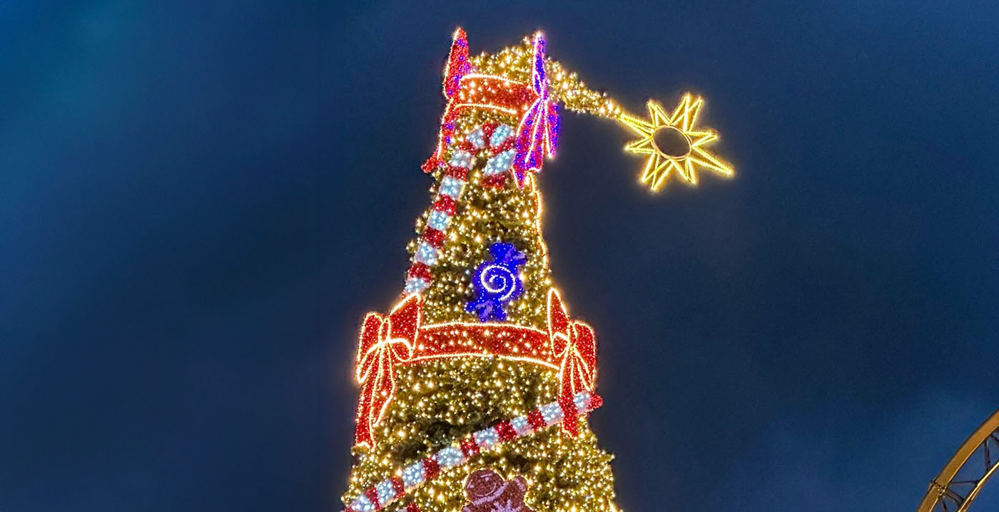 Winderige dag in Movie Park Germany: kerstboomtop geknakt, shows afgelast