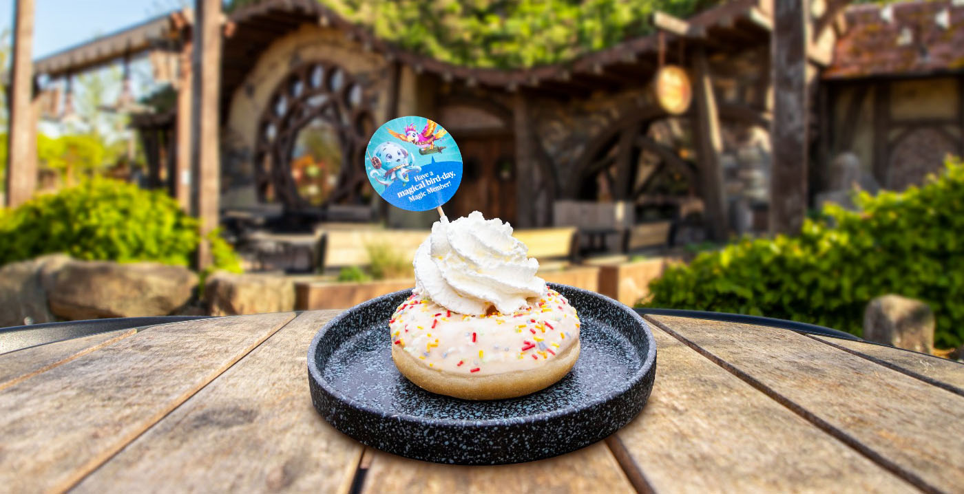 Toverland deelt donuts en vlaaitjes uit aan jarige abonnementhouders