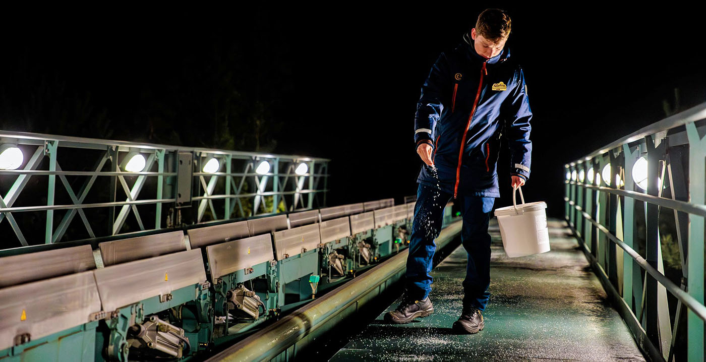 Efteling zet medewerkers in de schijnwerpers die attracties 's nachts laten draaien tijdens vrieskou