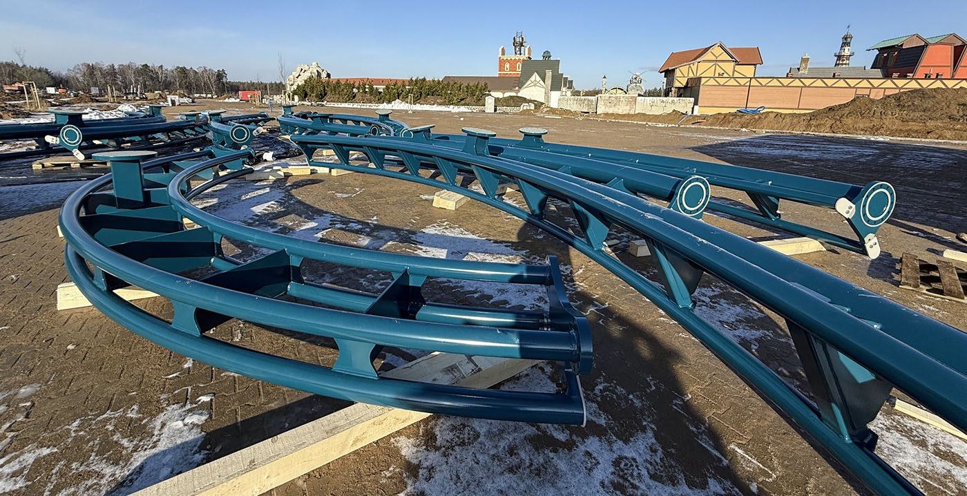Foto's: eerste achtbaanonderdelen gearriveerd in nieuw Pools pretpark