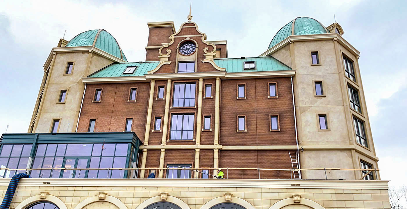 Foto's: zijkant van Efteling Grand Hotel uit de steigers