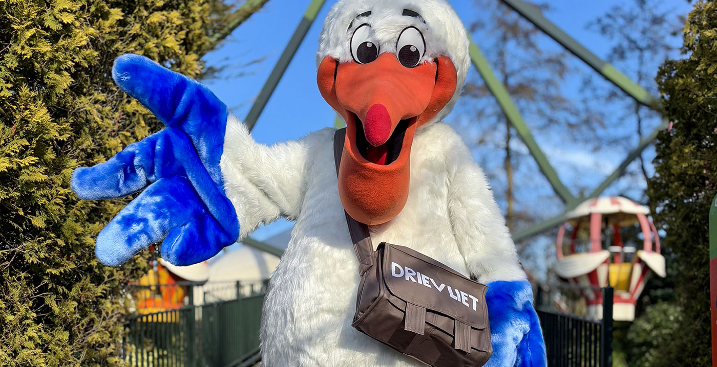 Drievliet verwelkomt nieuwe mascotte Daan Pelikaan: 'Knuffelbaar karakter'