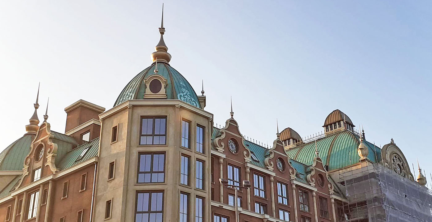 Foto's: ornamenten geplaatst op torendaken Efteling Grand Hotel