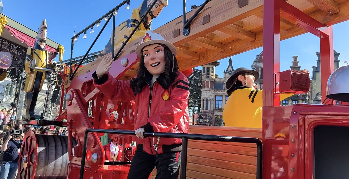Video: acht themawagens in gloednieuwe parade Plopsaland De Panne
