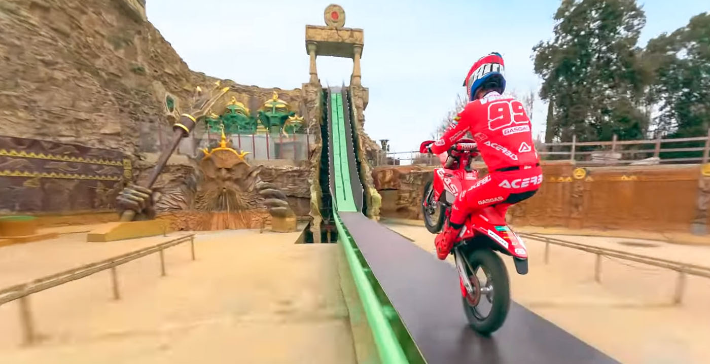 Video: Red Bull-coureurs zetten gesloten pretpark op stelten