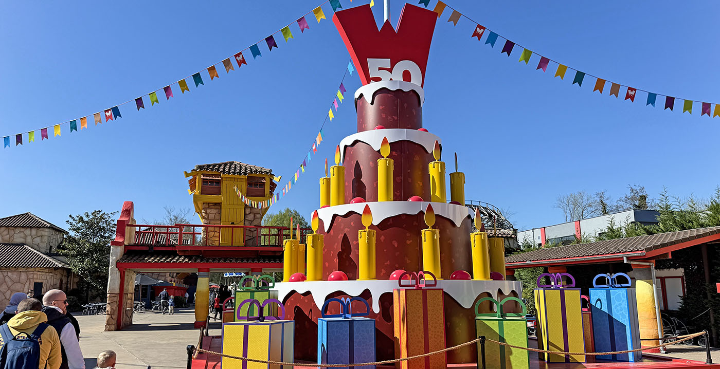 Feest in Walibi Belgium: metershoge taart bij de ingang