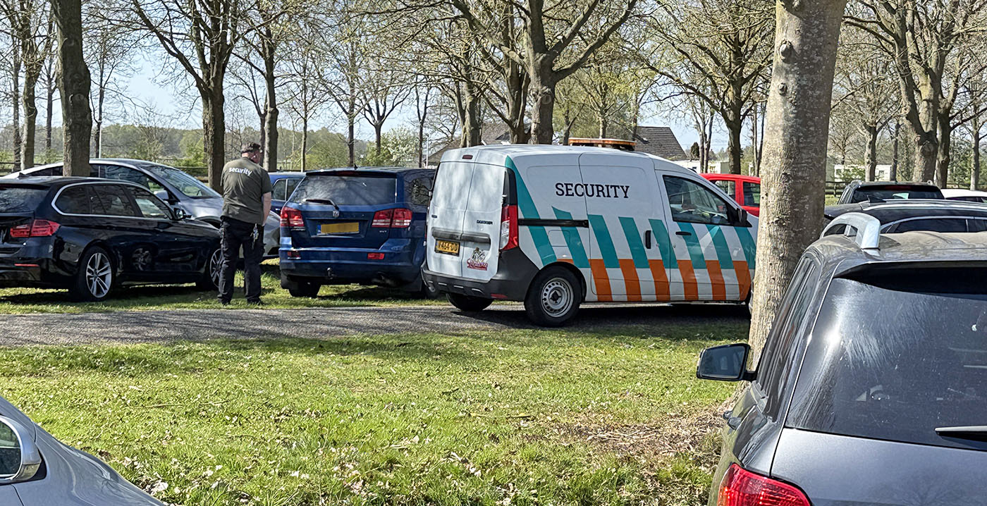 Slagharen-bezoeker laat hond achter in auto, beveiliging grijpt in