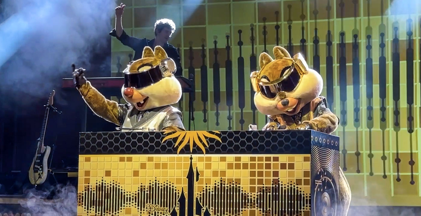 Video: Knabbel en Babbel stelen de show als dj-duo Daft Punk in Disneyland Paris