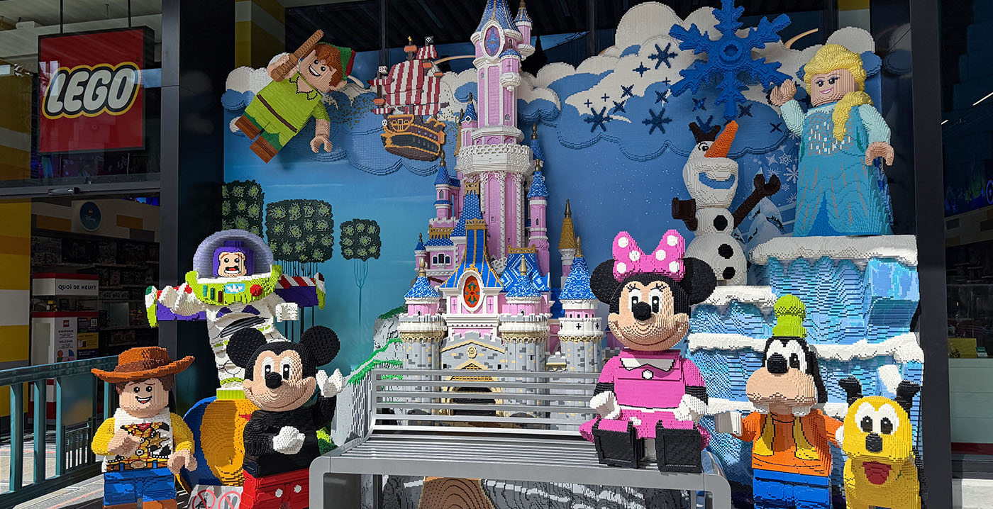 Foto's: dit is de vernieuwde Lego Store van Disneyland Paris