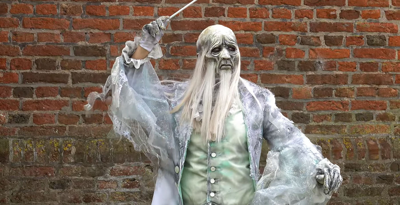 Efteling-cosplay: fan verkleedt zich als spookdirigent Danse Macabre