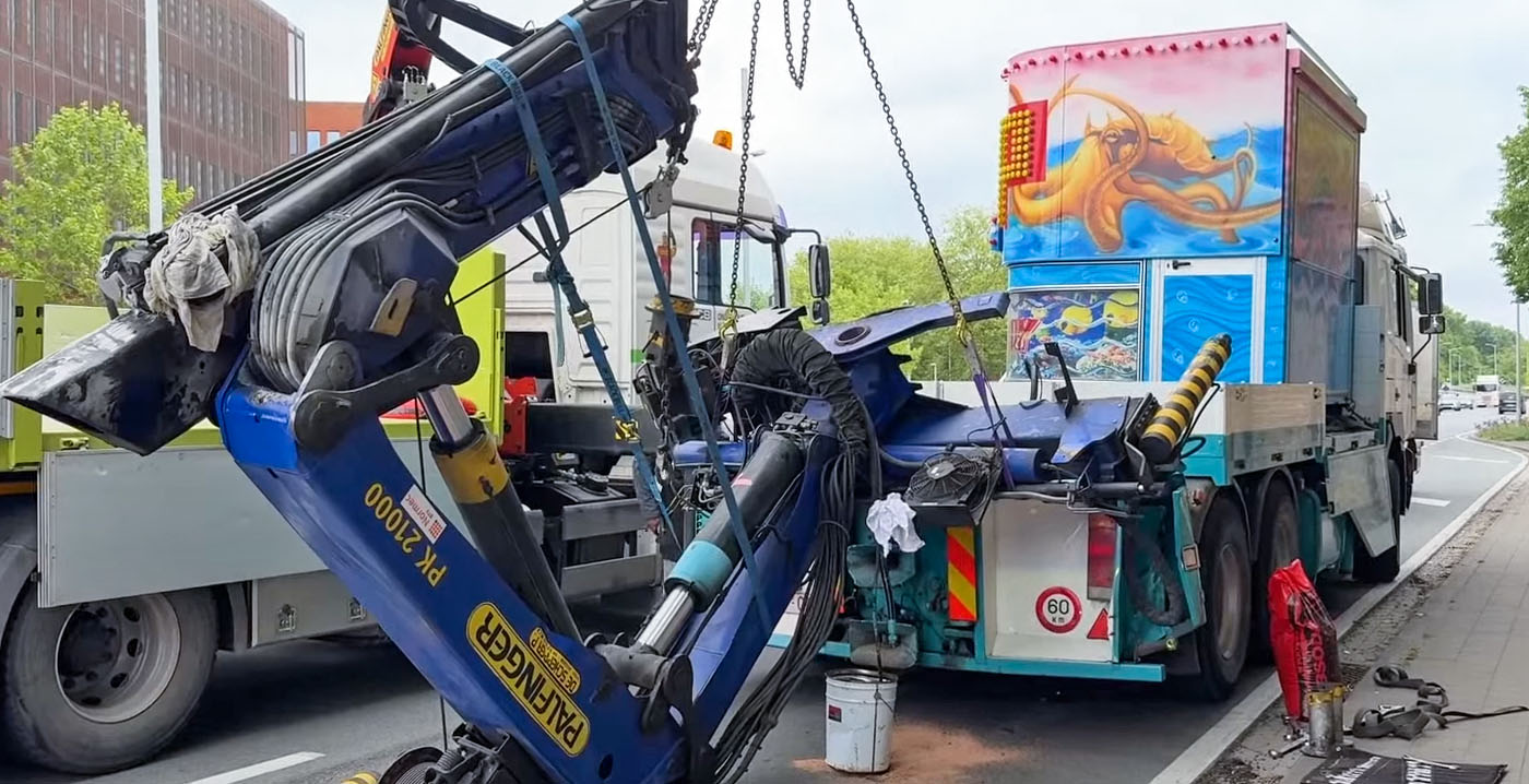 Kermiswagen botst tegen brug: weg urenlang afgesloten