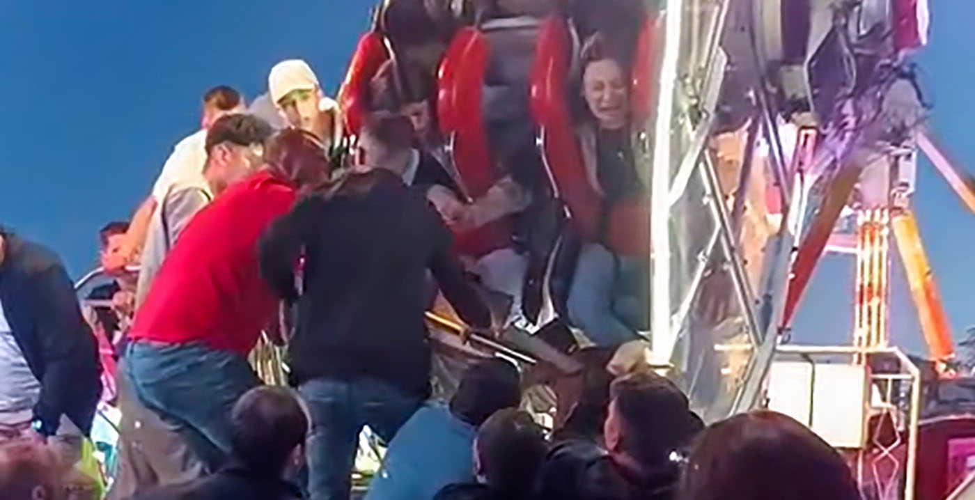Video: twee vrouwen bekneld in booster op Spaanse kermis
