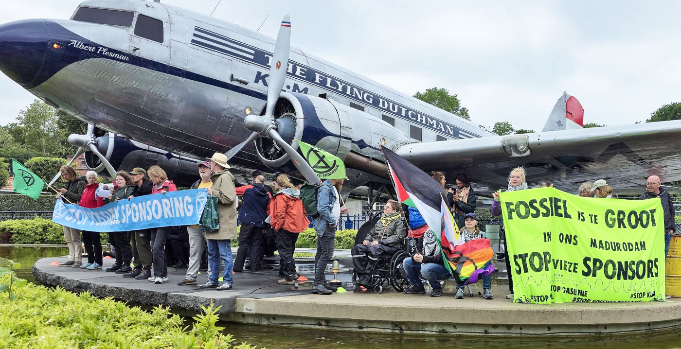 Protest in Madurodam: activisten Extinction Rebellion ketenen zich vast aan attractie