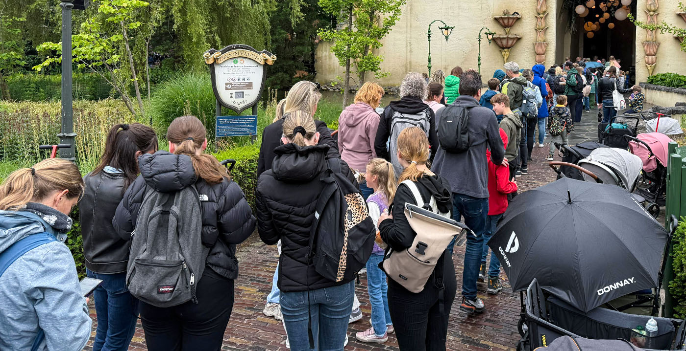 Zeer druk in de Efteling op dag na Pinksteren: uitpuilende wachtrijen en 22.000 bezoekers
