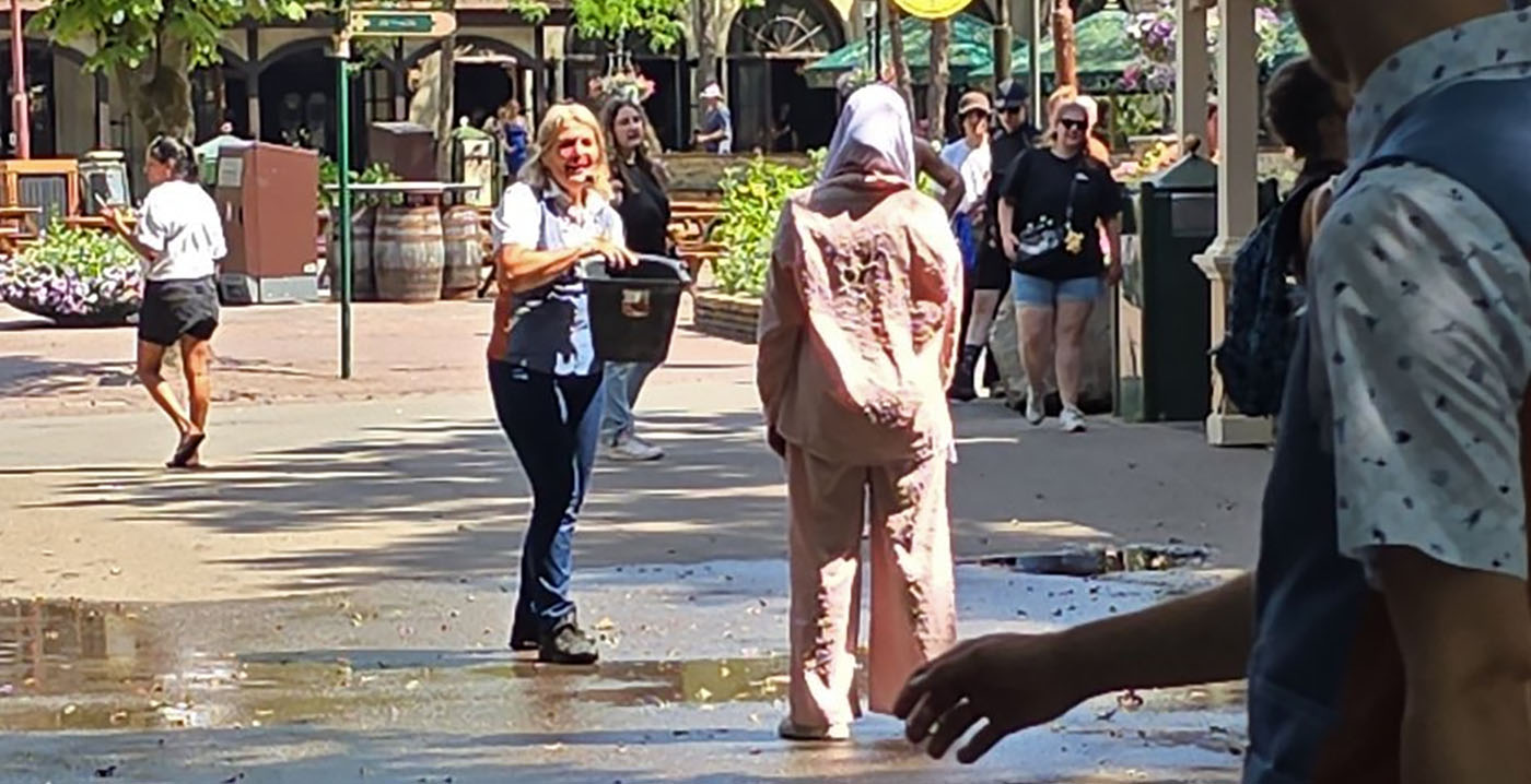 37 graden in Kaatsheuvel: Efteling-medewerkers staan klaar met emmers water
