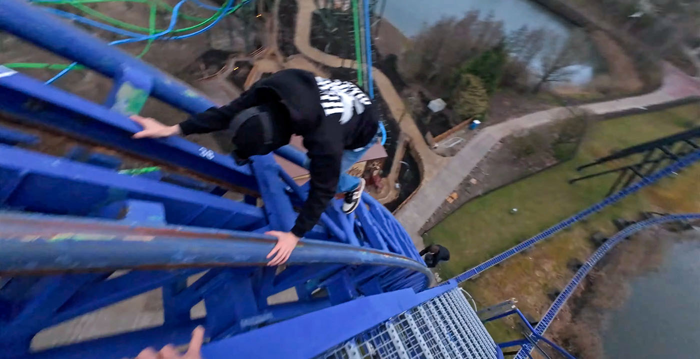 Bizarre beelden van levensgevaarlijke stunt in Walibi: waaghalzen beklimmen Goliath zonder valbeveiliging