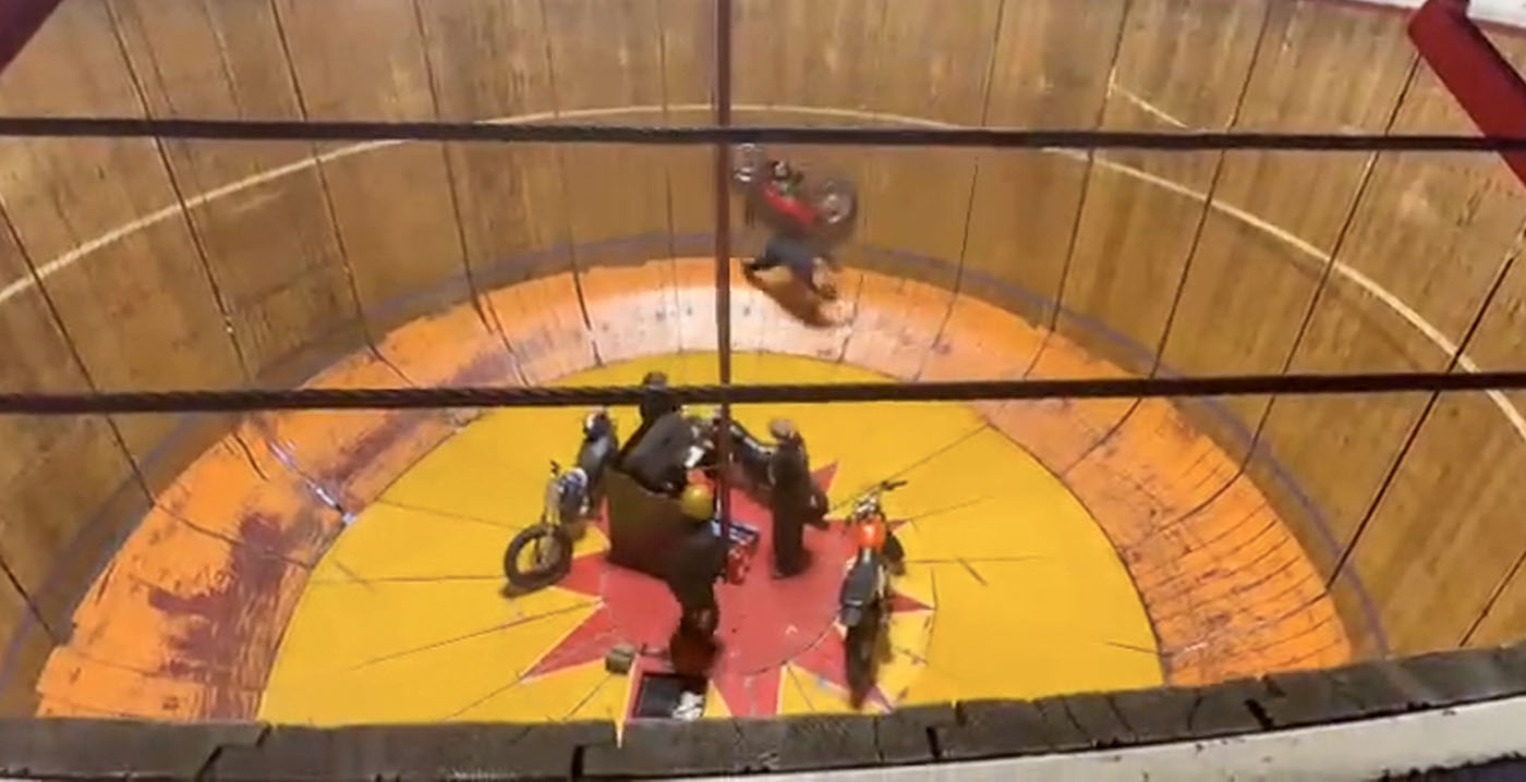 Video: stuntshow met motor op kermis in Uden gaat fout