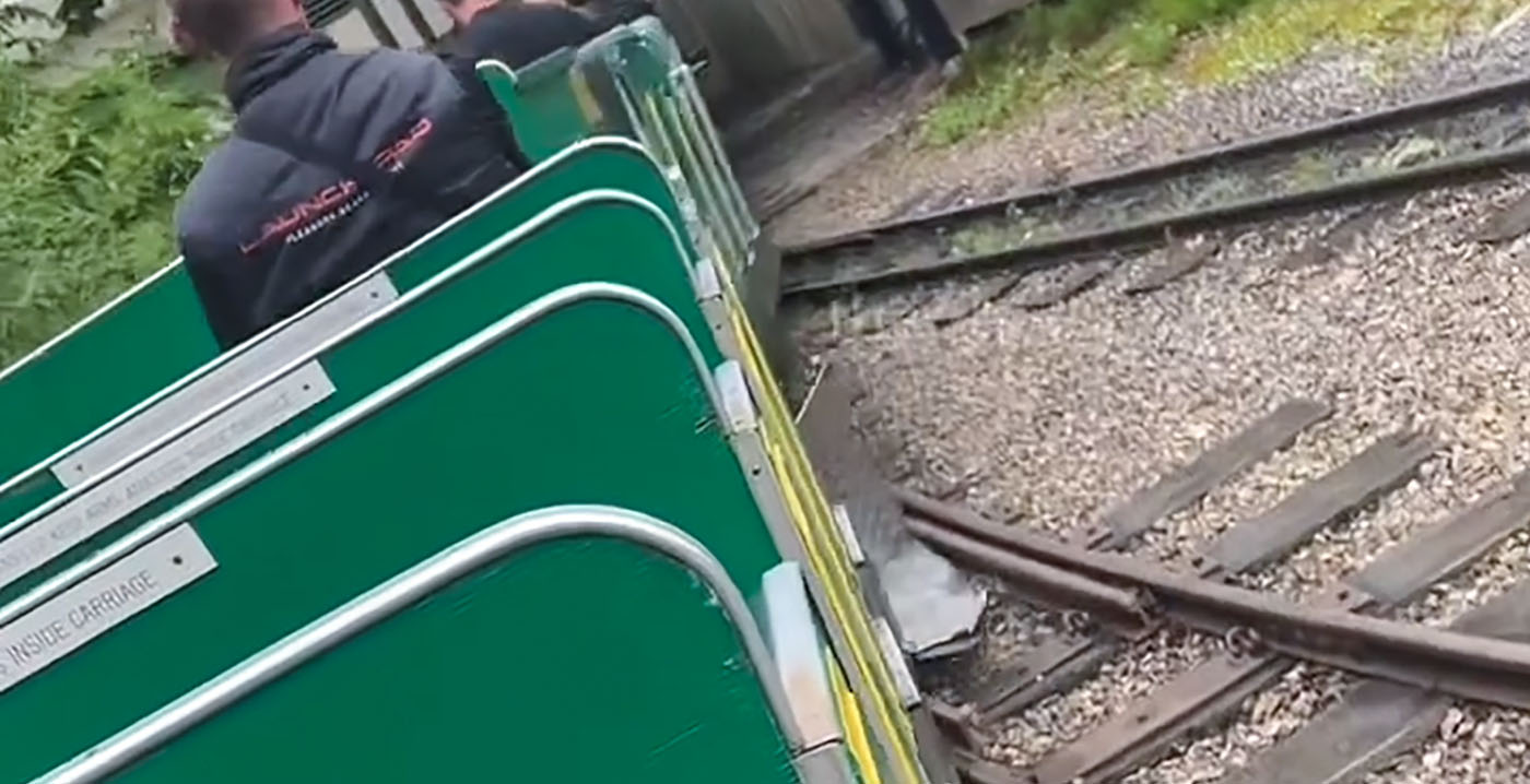 Video: 92 jaar oude trein ontspoord in Engels pretpark