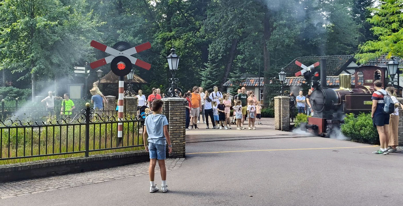 Video: Stoomtrein Efteling rijdt achteruit om te voorkomen dat passagiers nat worden