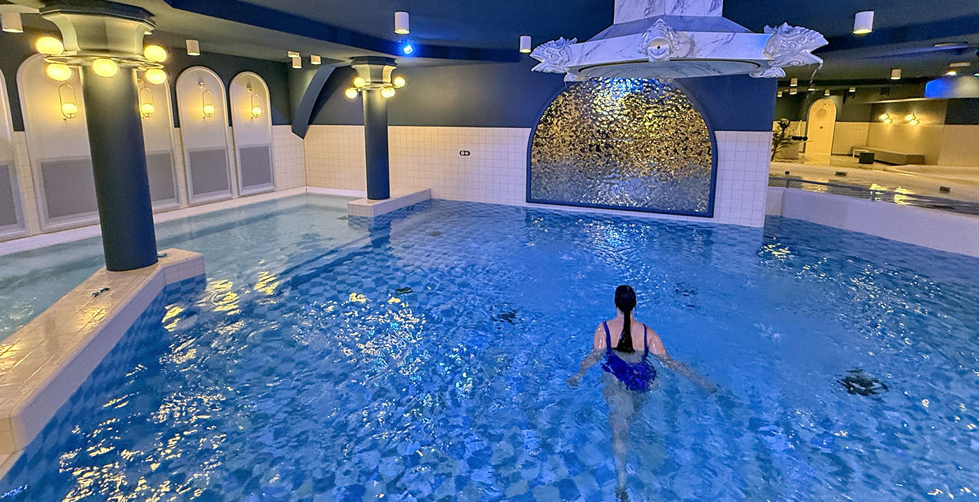 Foto's: dit is het zwembad van het nieuwe Efteling Grand Hotel, met sauna en stoomcabine