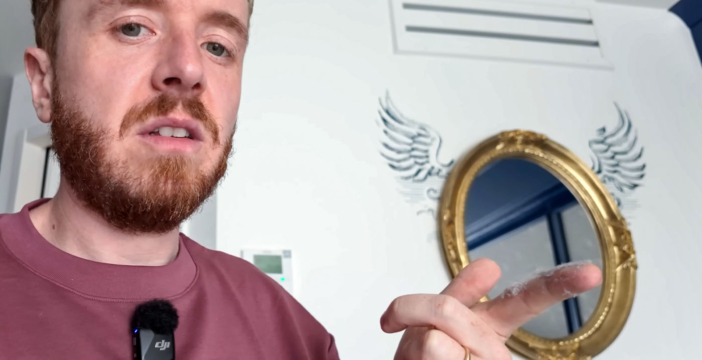 Youtuber doet stoftest in Efteling-hotel: kamer is niet schoon