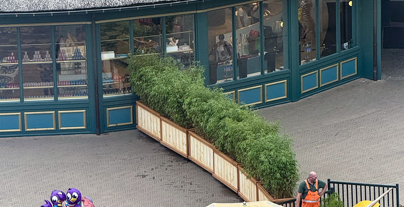 Paaltjes waren niet genoeg: nu ook plantenbakken om Efteling-bezoekers door souvenirwinkel te sturen