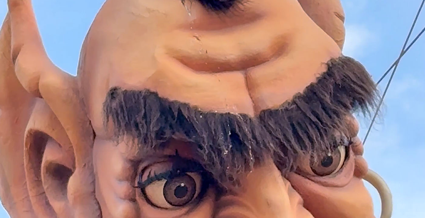 Video: Efteling-reus Djinn krijgt slappe lach als vogel op hem poept