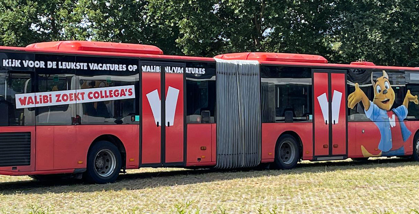 Opvallend: bus vol met Walibi-reclames duikt op bij concurrent Slagharen