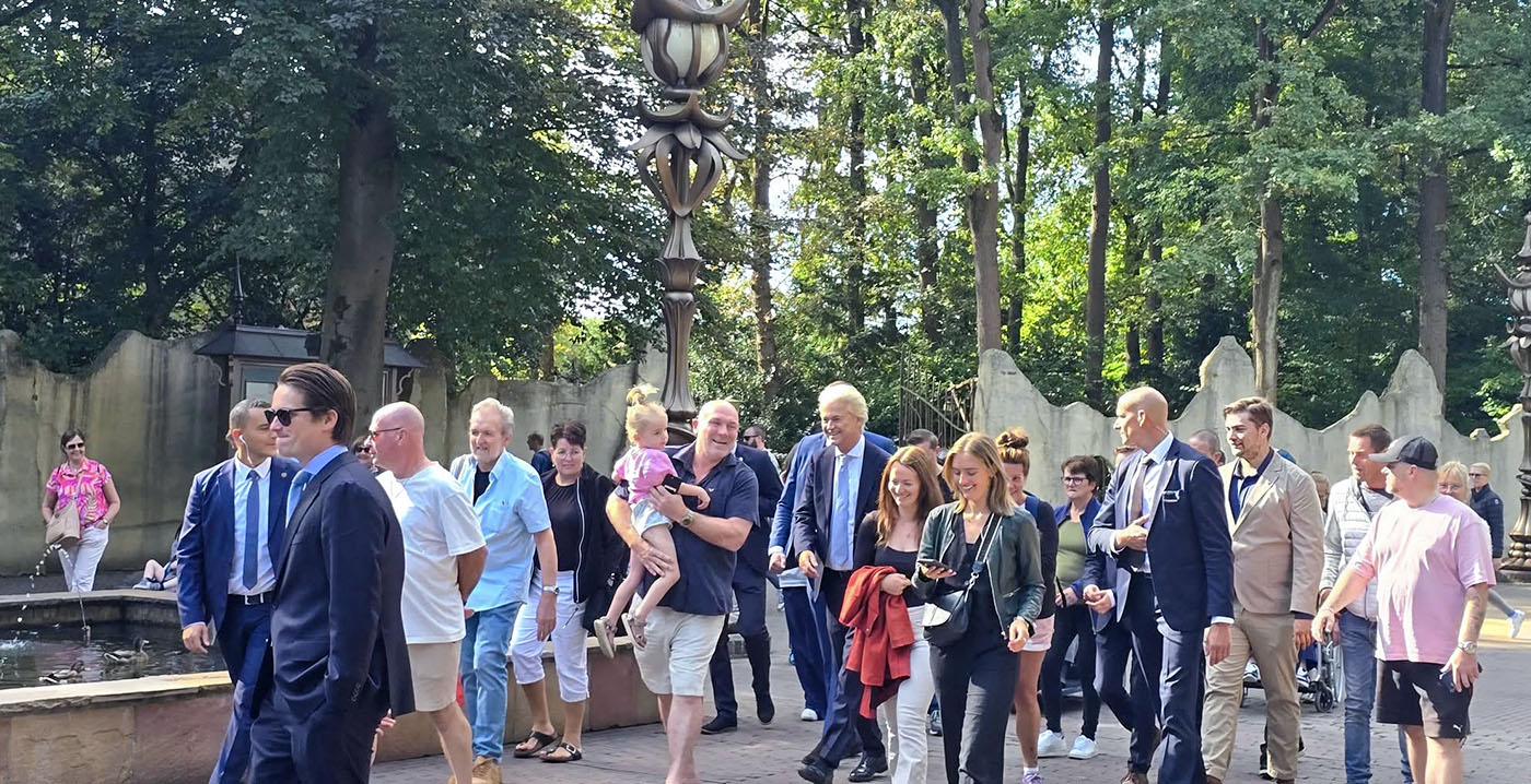 Foto's: Geert Wilders bezoekt de Efteling met fans en beveiliging